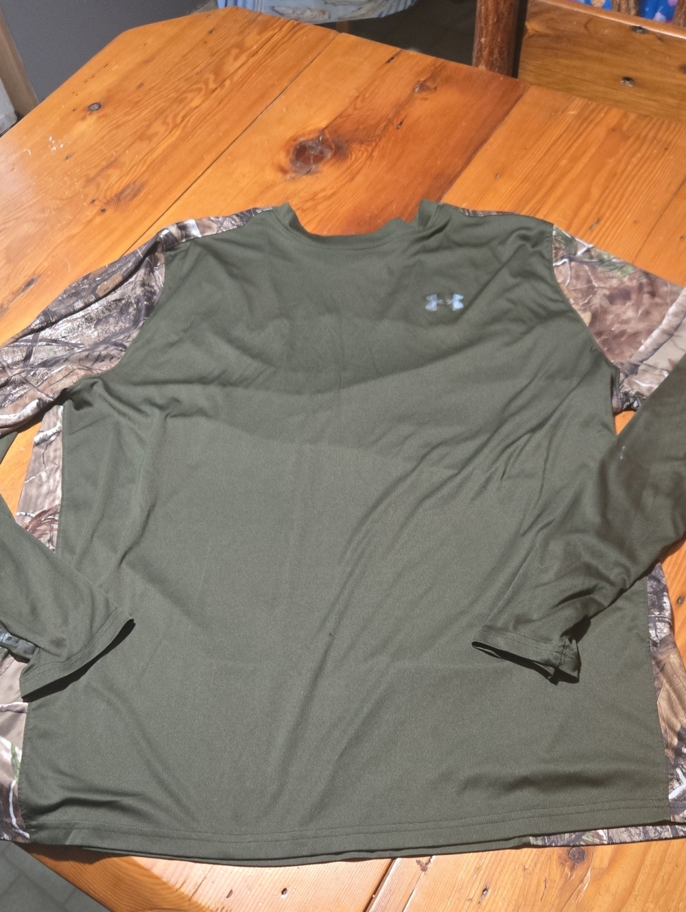 Under Armour Olive Green Long Sleeve Crew with Camo Sleeves Hunting Sz L